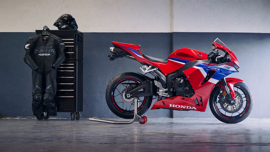 Imagem estática da CBR600RR numa garagem de pista.