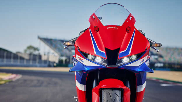 Grande plano da carenagem frontal da CBR600RR.