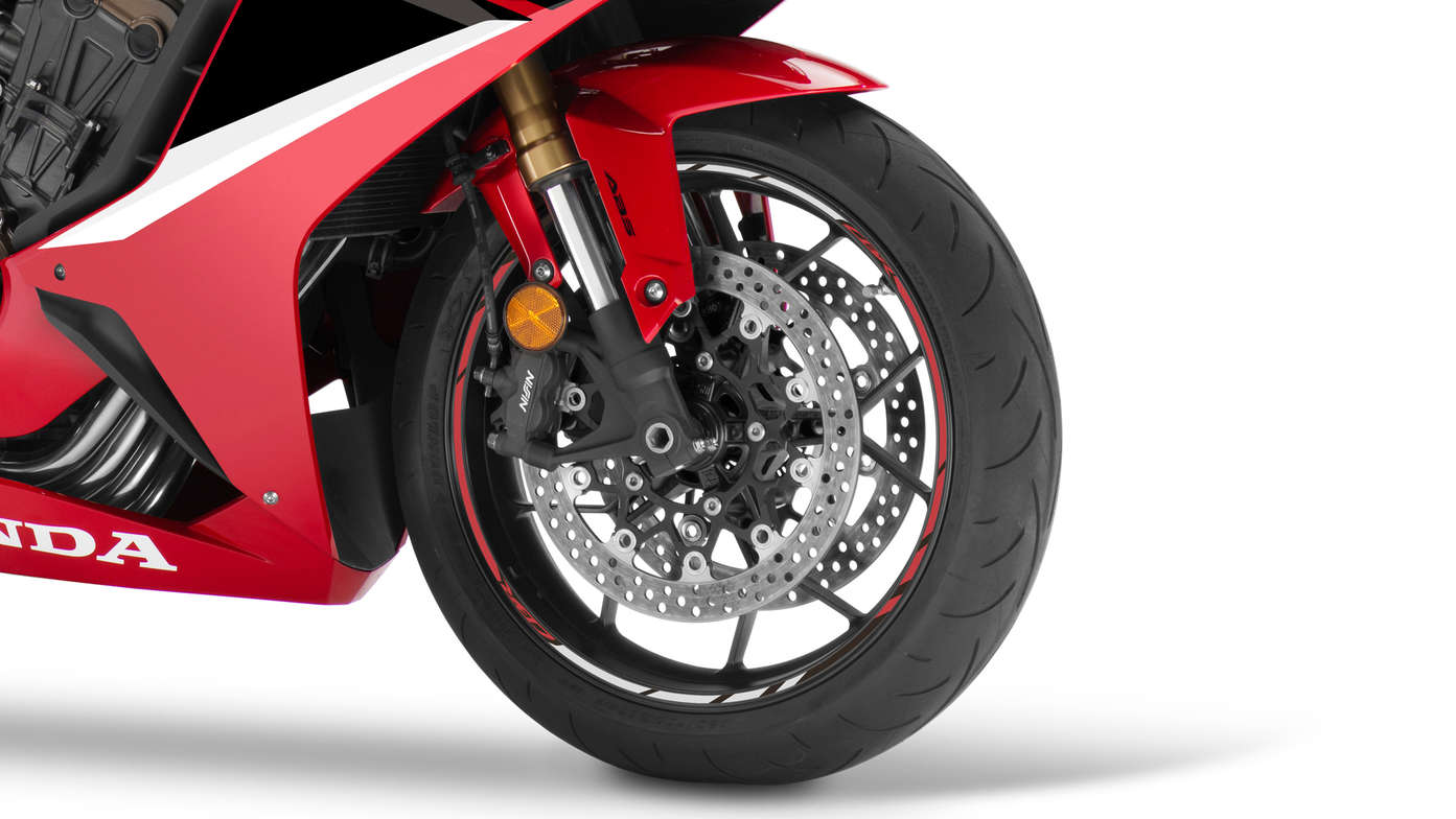 Fotografia de estúdio da CBR650R, destaque para as pinças de travão e montagem radial