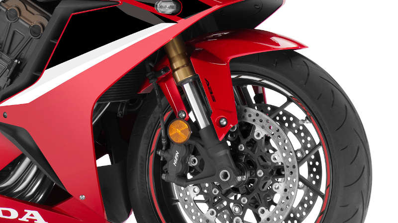 Fotografia de estúdio da CBR650R, destaque para a forquilha de funções separadas Showa