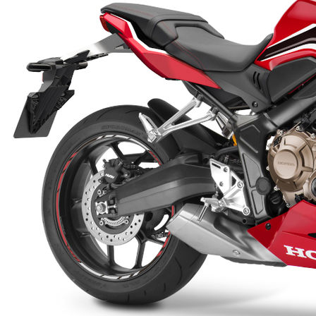 Fotografia de estúdio da CBR650R, zoom na roda traseira