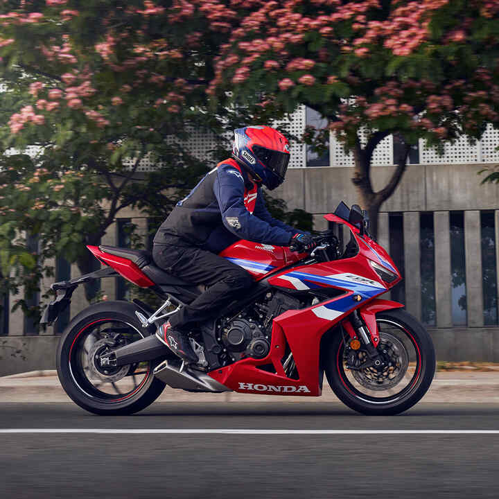 Fotografia estática de lado da Honda CBR650R