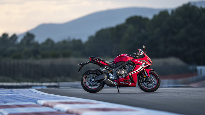 Honda CBR650R em pista.