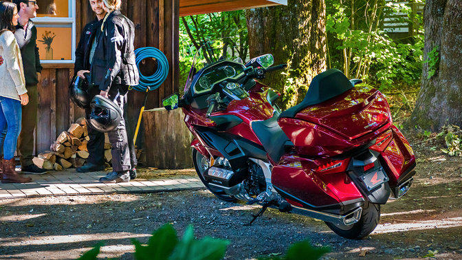 Honda Gold Wing estacionada num cenário rural.