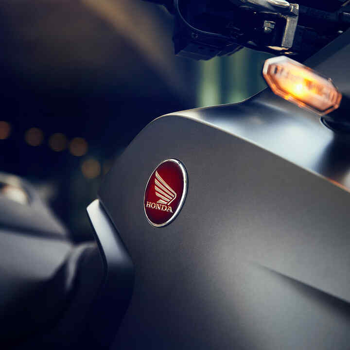 Logótipo das asas da Honda no depósito de combustível da NT1100