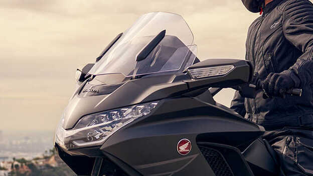 Honda GL1800 Gold Wing, Para-brisas ajustável de regulação elétrica