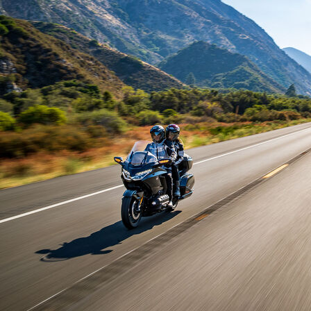 Honda GL1800 Gold Wing Tour, vista frontal a três quartos com passageiro