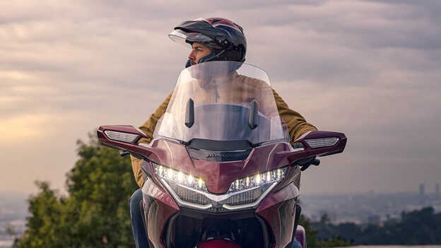 Honda GL1800 Gold Wing Tour, Para-brisas de funcionamento elétrico ampliado