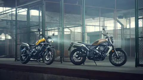 Honda CL500 com três condutores numa ponte