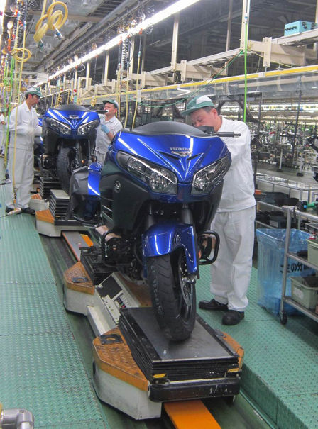Assembling 2015 Model GoldWing at Kumamoto Factory