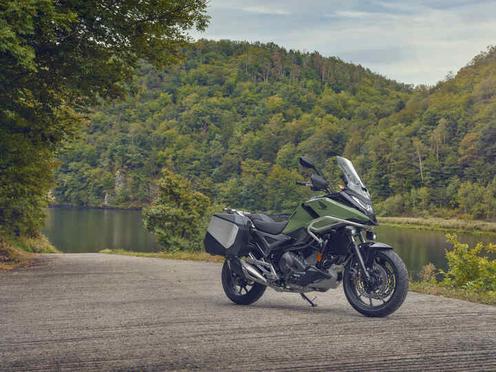 Moto Honda NC750X estacionada num cenário urbano.