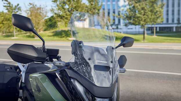 Grande plano da moto NC750X, ostentando o material Sustainable Durabio™.