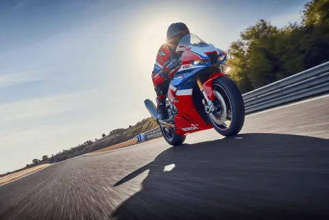 Honda CBR500R, quarto dianteiro direito, na estrada