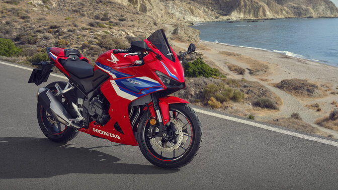 Vista traseira estática a ¾ da Honda CBR500R com condutor