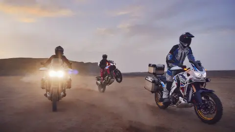 Imagem dinâmica da Africa Twin fora de estrada com condutor