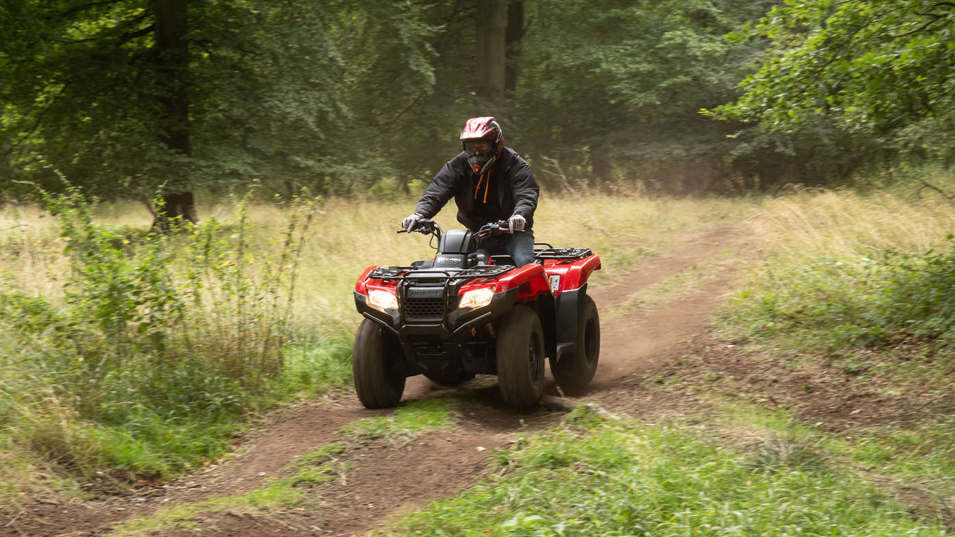 Fourtrax 420 utilizado num cenário de campo íngreme.