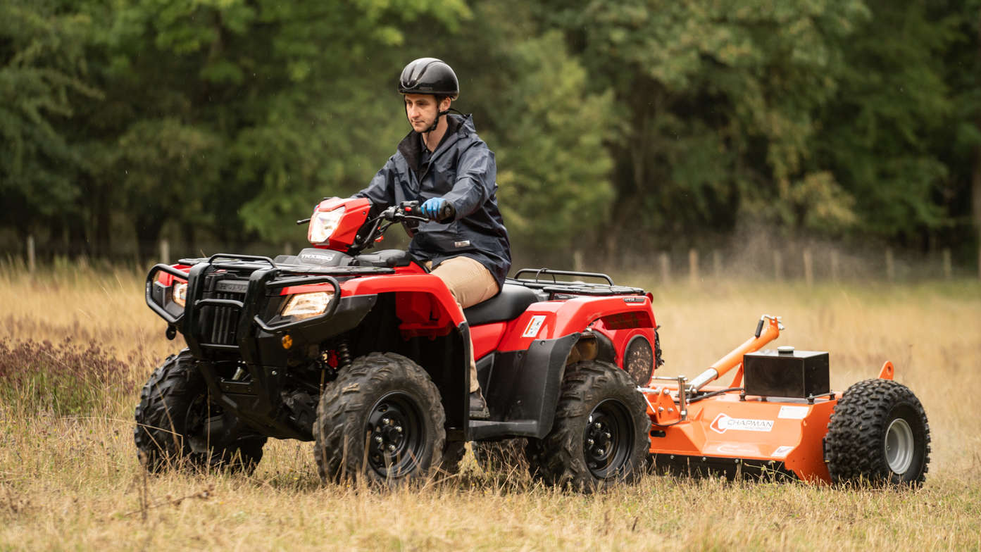 O Fourtrax utilizado por um modelo, num campo.