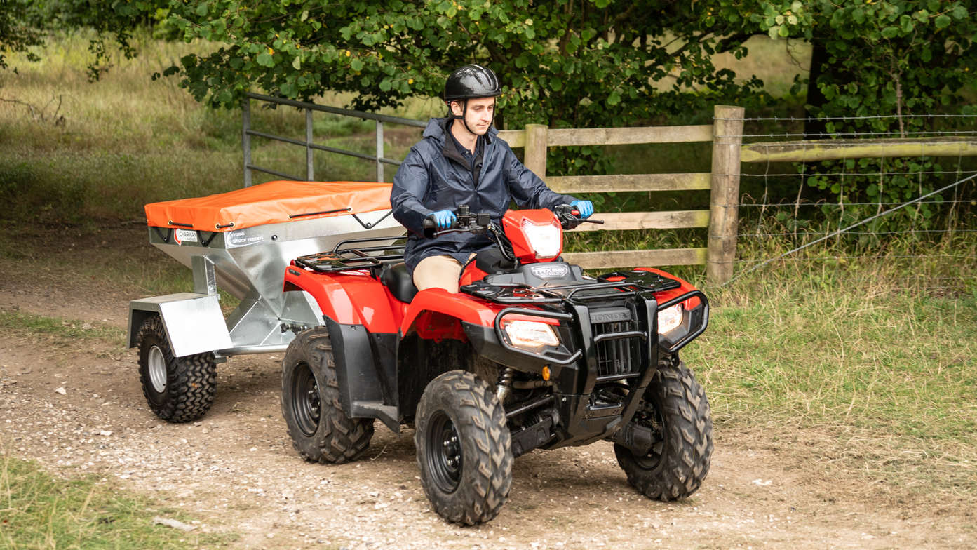 O Fourtrax utilizado por um modelo, num campo.