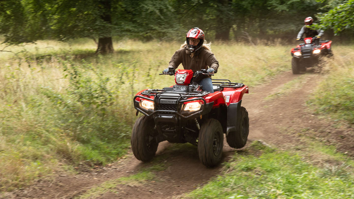 O Fourtrax utilizado por um modelo, num campo.